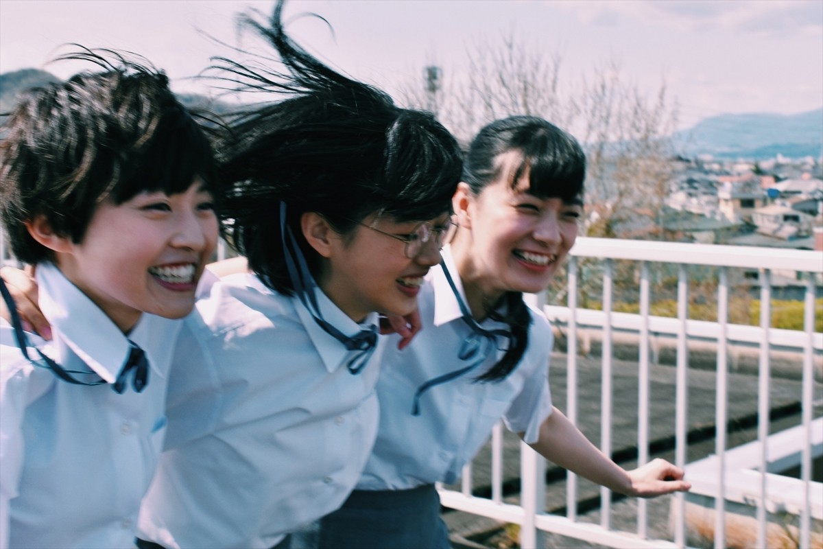 伊藤万理華、河合優実、祷キララのまぶしすぎる青春！　『サマーフィルムにのって』メイキング写真解禁
