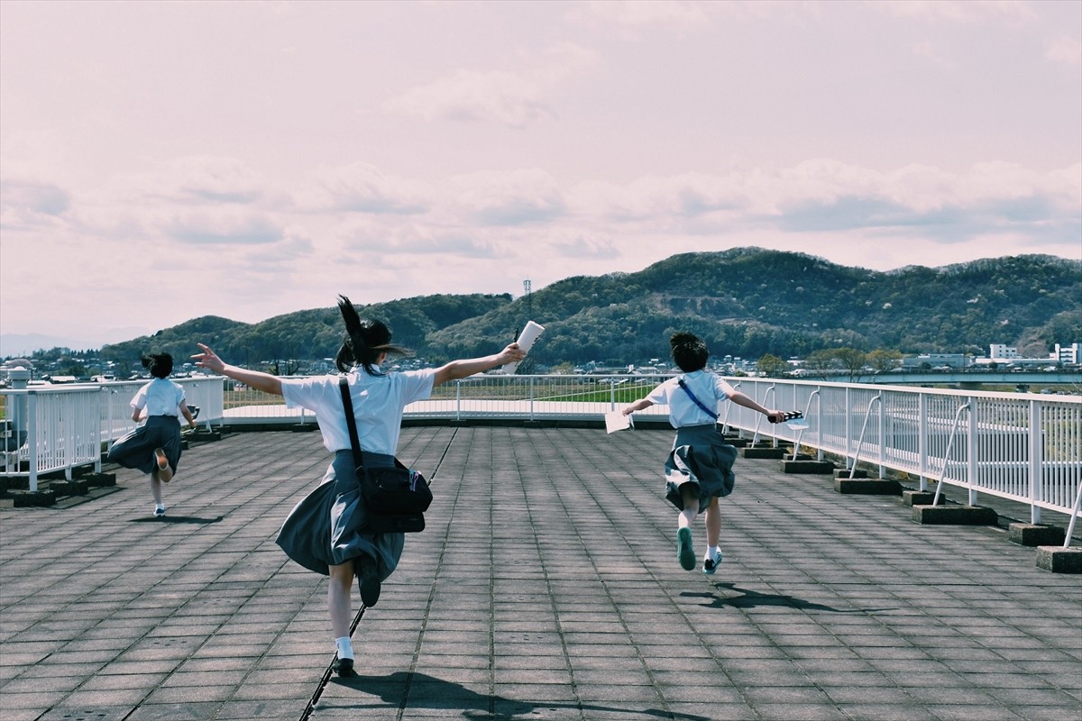 伊藤万理華、河合優実、祷キララのまぶしすぎる青春！　『サマーフィルムにのって』メイキング写真解禁