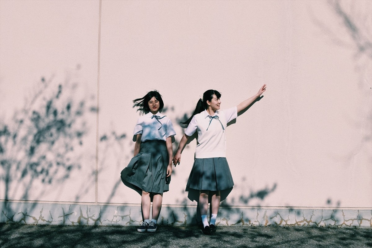 伊藤万理華、河合優実、祷キララのまぶしすぎる青春！　『サマーフィルムにのって』メイキング写真解禁