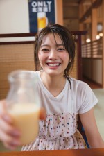 【写真】櫻坂46・田村保乃「フルーツ牛乳どうぞ」　1st写真集より新カット公開