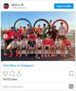 男子バレーボール日本代表・龍神NIPPON、選手村での記念ショット　※「小野寺太志」インスタグラム