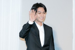 『映画 太陽の子』公開初日舞台あいさつに登場した柳楽優弥