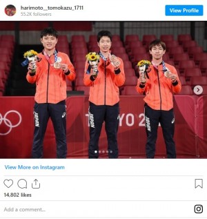 銅メダルを手にする、卓球男子団体の張本智和選手、水谷隼選手、丹羽孝希選手　※「張本智和」インスタグラム