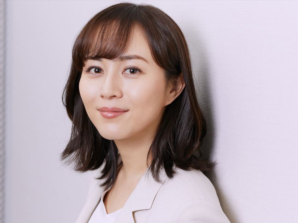 比嘉愛未、すべり台に“ちょこん”　「オトナだって」な姿に反響「可愛い」「表情がいい笑」