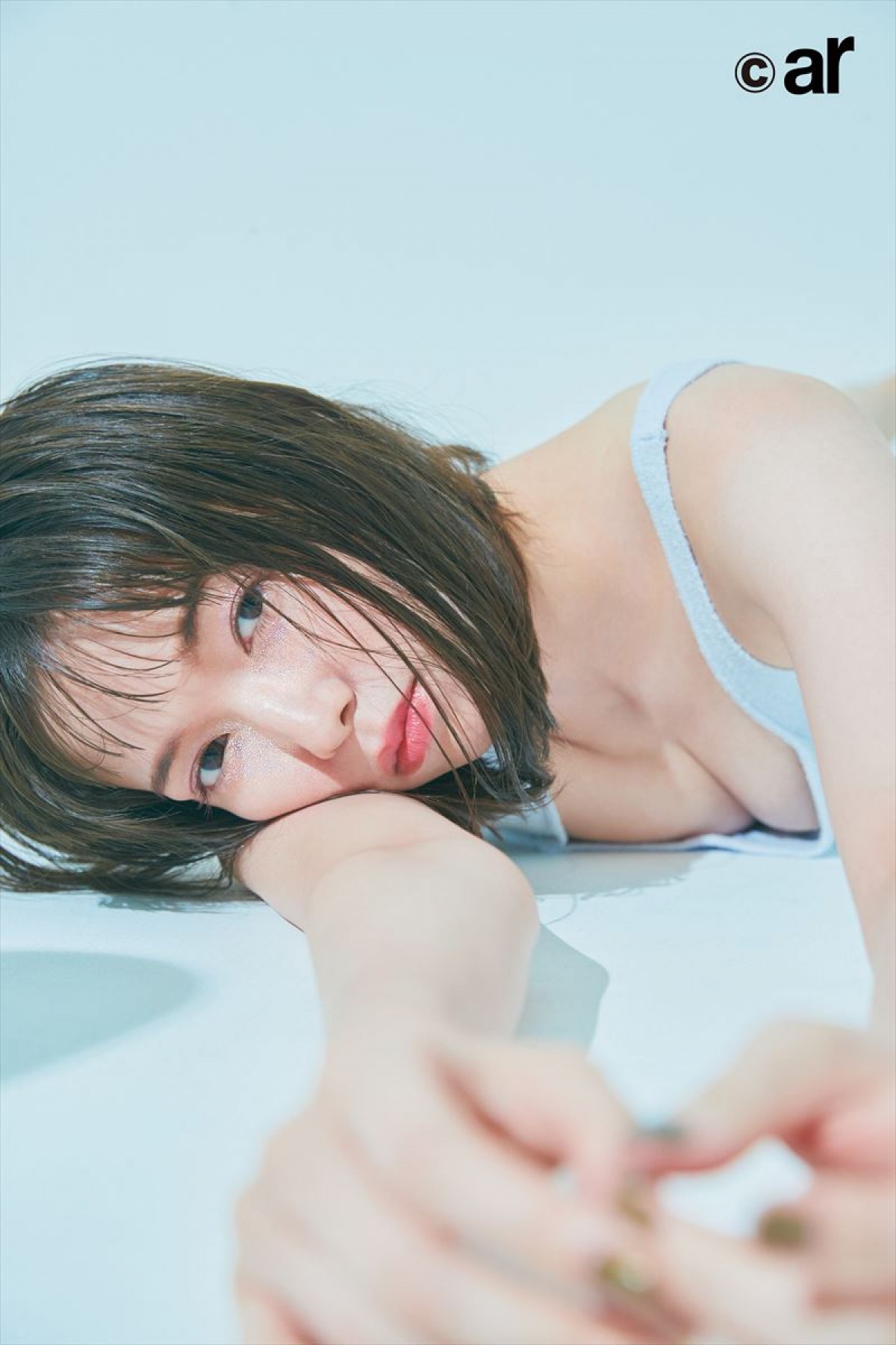 宮脇咲良、タンクトップ×ショーパンがまぶしい　レアなアッシュロング姿公開