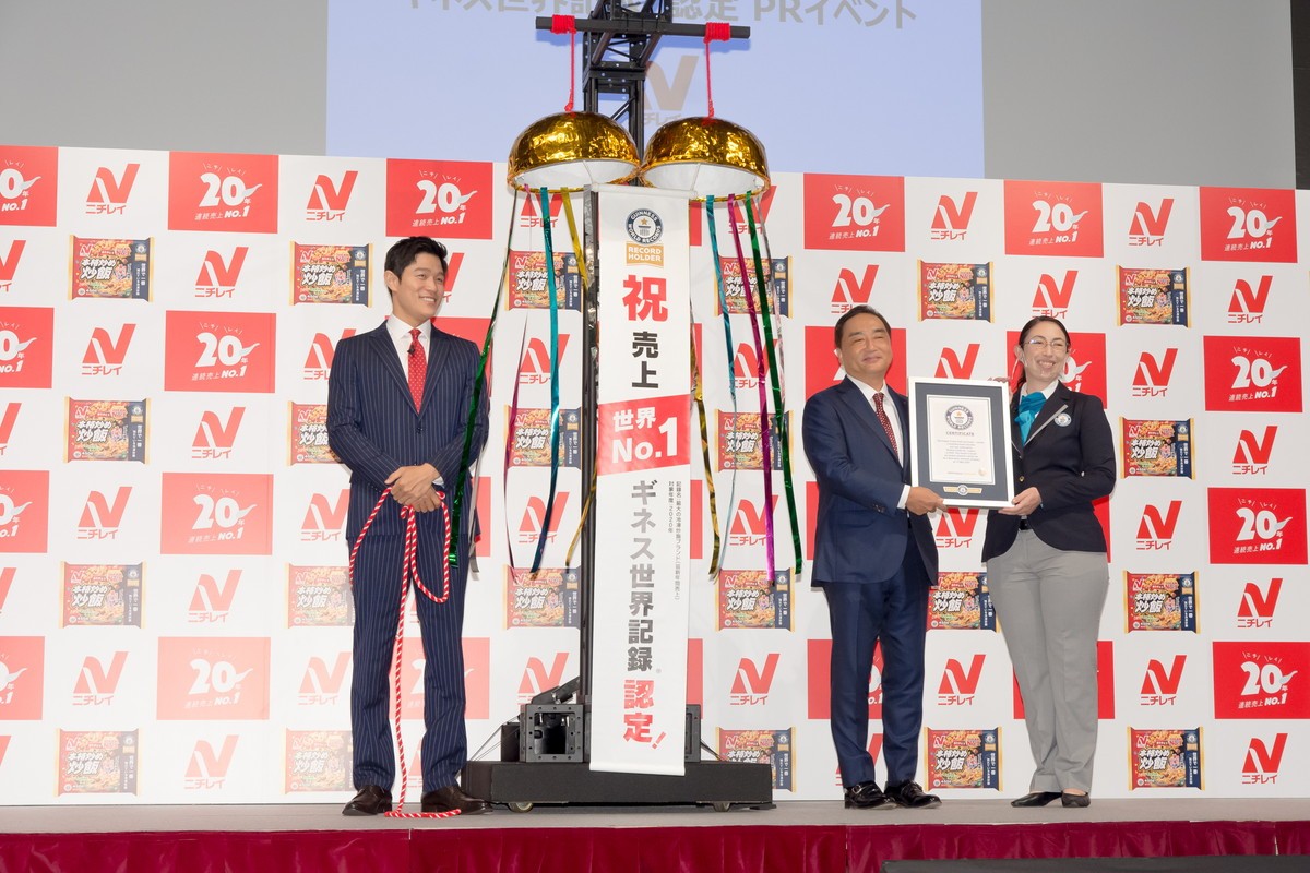 鈴木亮平、エプロン姿で炒飯調理「照れますね」　“生”ギネス認定証に感動