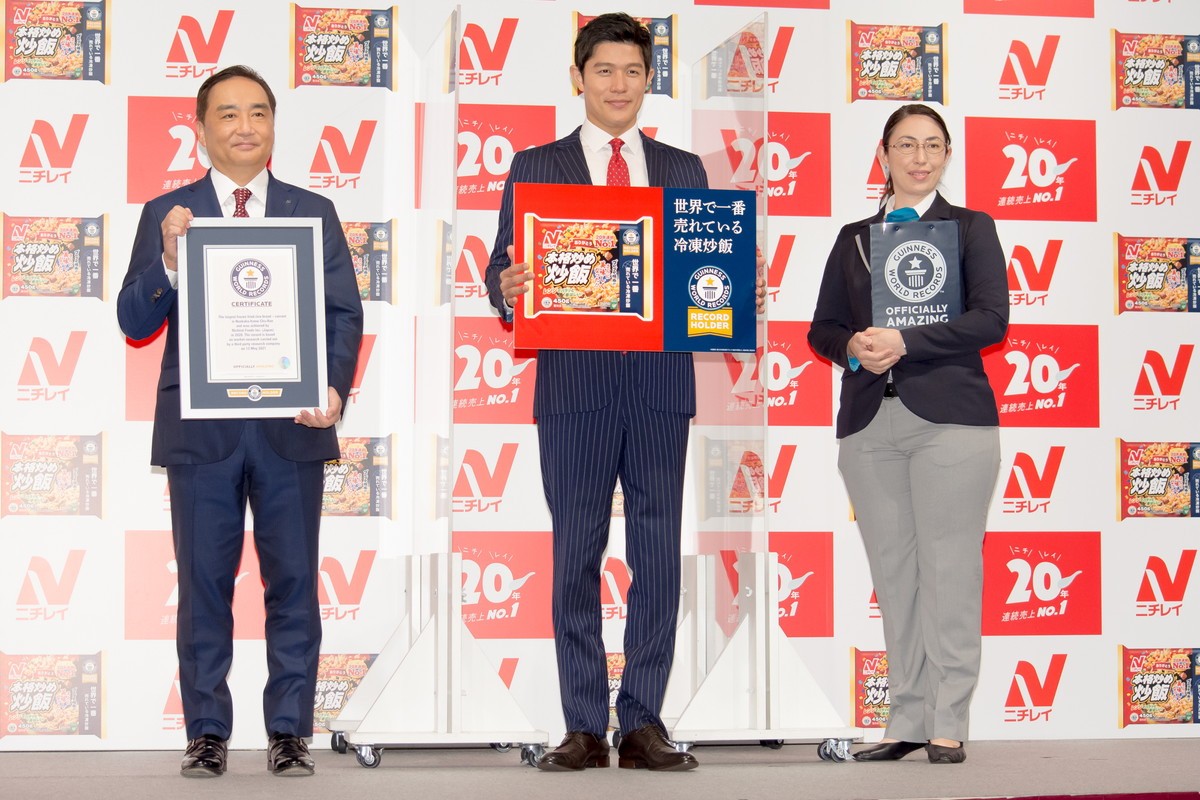 鈴木亮平、エプロン姿で炒飯調理「照れますね」　“生”ギネス認定証に感動