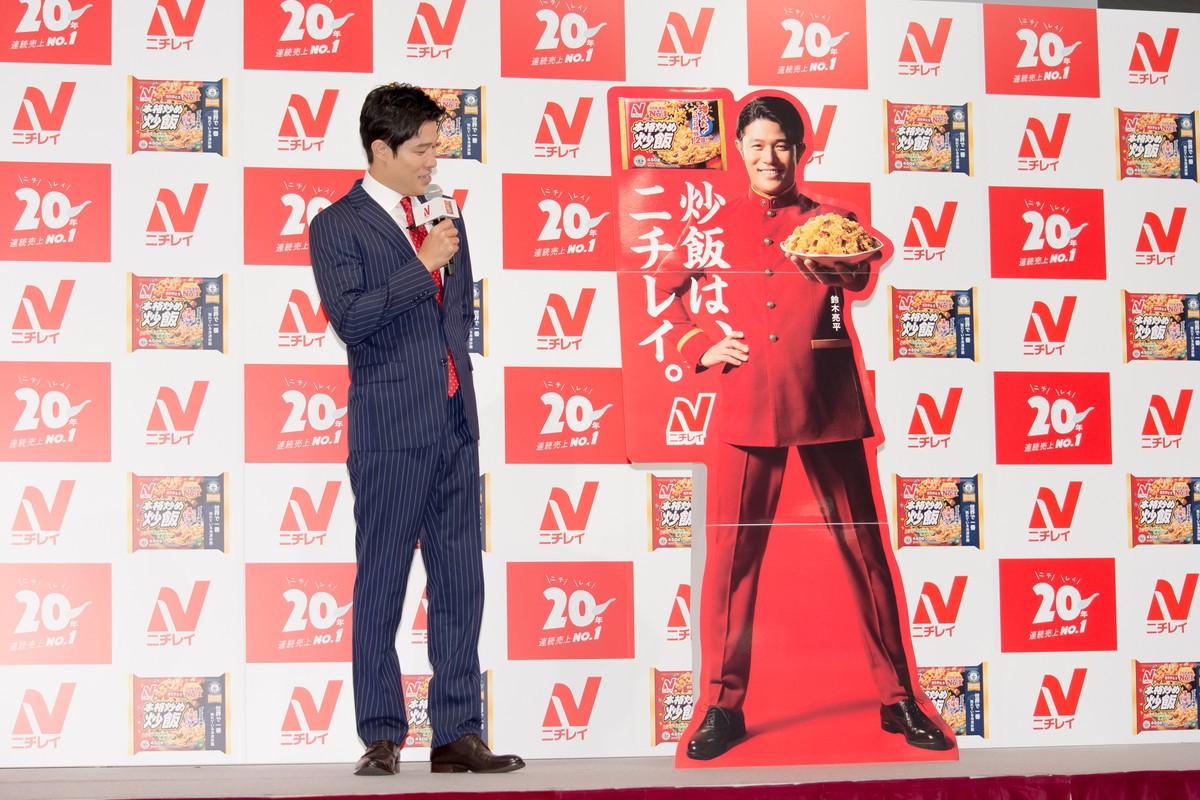 鈴木亮平、エプロン姿で炒飯調理「照れますね」　“生”ギネス認定証に感動