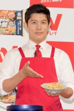 ニチレイ「本格炒め炒飯」発売20周年記念 冷凍炒飯売上世界No.1ギネス世界記録認定PRイベントに登場した鈴木亮平