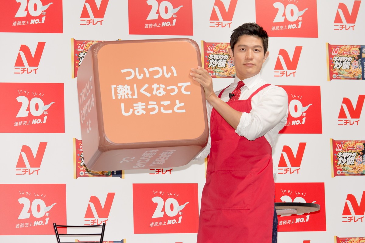 鈴木亮平、エプロン姿で炒飯調理「照れますね」　“生”ギネス認定証に感動