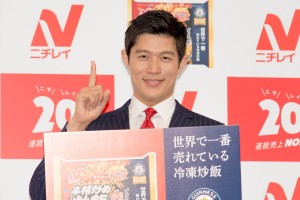 ニチレイ「本格炒め炒飯」発売20周年記念 冷凍炒飯売上世界No.1ギネス世界記録認定PRイベントに登場した鈴木亮平