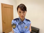 藤（戸田恵梨香）がじっと見つめる…　※ドラマ『ハコヅメ ～たたかう！交番女子～』オフィシャルブログ