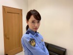 藤（戸田恵梨香）がじっと見つめる…　※ドラマ『ハコヅメ ～たたかう！交番女子～』オフィシャルブログ