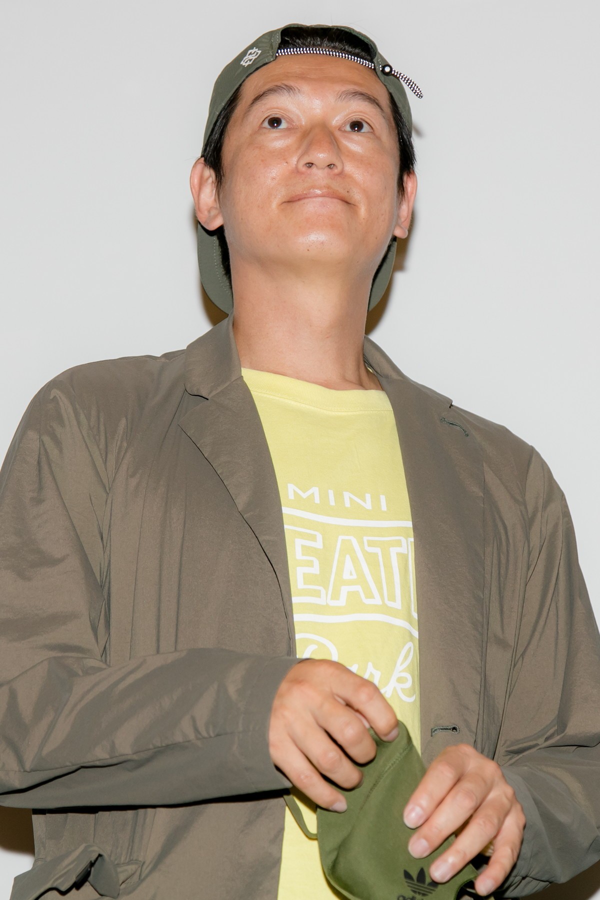『最愛』井浦新　“ひょっこり”ショット　サービス精神旺盛な姿に「可愛い」の声