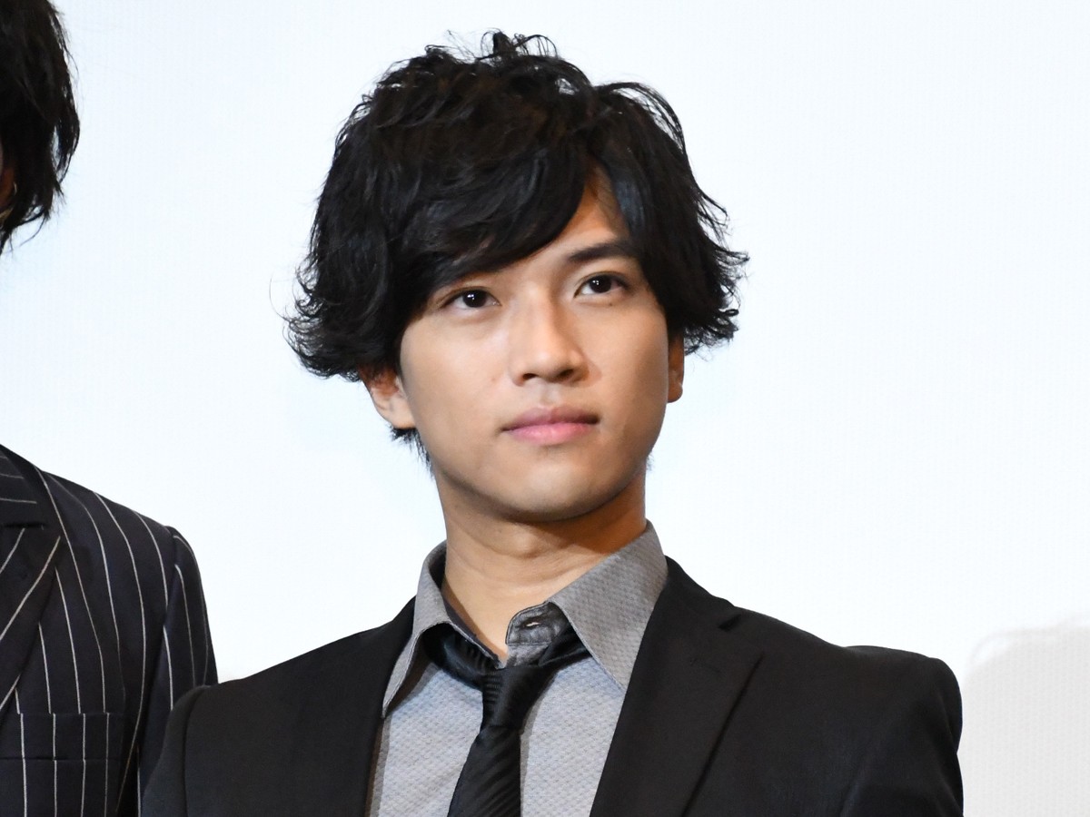 『ゼロワンOthers 仮面ライダーバルカン&バルキリー』完成披露舞台あいさつに登場した岡田龍太郎