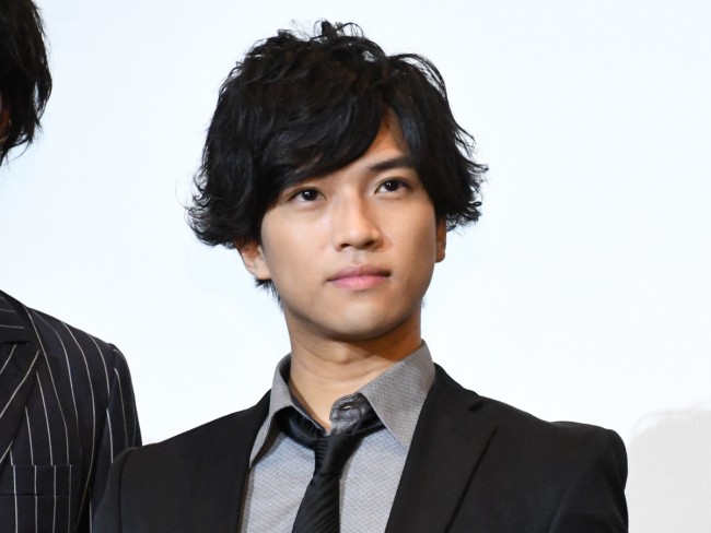 『ゼロワンOthers 仮面ライダーバルカン&バルキリー』完成披露舞台あいさつに登場した岡田龍太郎