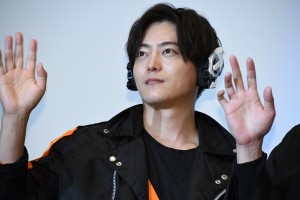 『ゼロワンOthers 仮面ライダーバルカン＆バルキリー』完成披露舞台あいさつに登場した山口大地