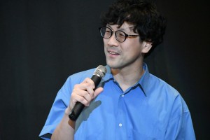 『ゼロワンOthers 仮面ライダーバルカン＆バルキリー』完成披露舞台あいさつに登場した筧昌也監督