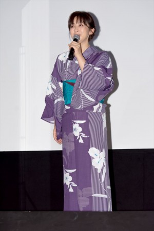 斉藤由貴、映画『子供はわかってあげない』テアトル新宿先行公開記念舞台あいさつに登場