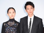 映画『護られなかった者たちへ』の完成披露試写会舞台あいさつに登壇した清原果耶、佐藤健