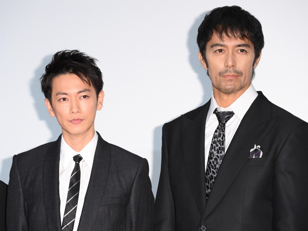 映画『護られなかった者たちへ』の完成披露試写会舞台あいさつに登壇した(左から)佐藤健、阿部寛