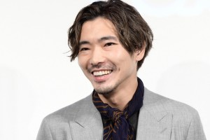 映画『先生、私の隣に座っていただけませんか？』完成報告会に登場した柄本佑