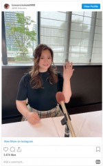 指輪をはめた左手を掲げてにっこり　※『華原朋美」インスタグラム