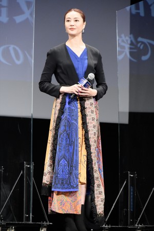 『劇場版 ルパンの娘』完成披露舞台挨拶に登場した観月ありさ