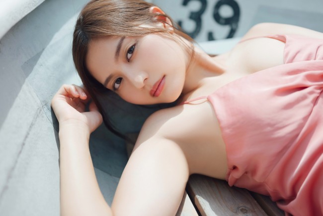 写真）林ゆめ、ベッドで寝そべるセクシーショット “彼女感”あふれる