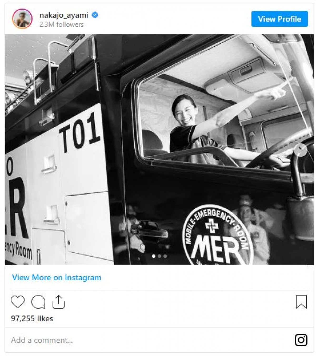『TOKYO MER』 中条あやみ、ERカー運転席で弾ける笑顔のオフショット