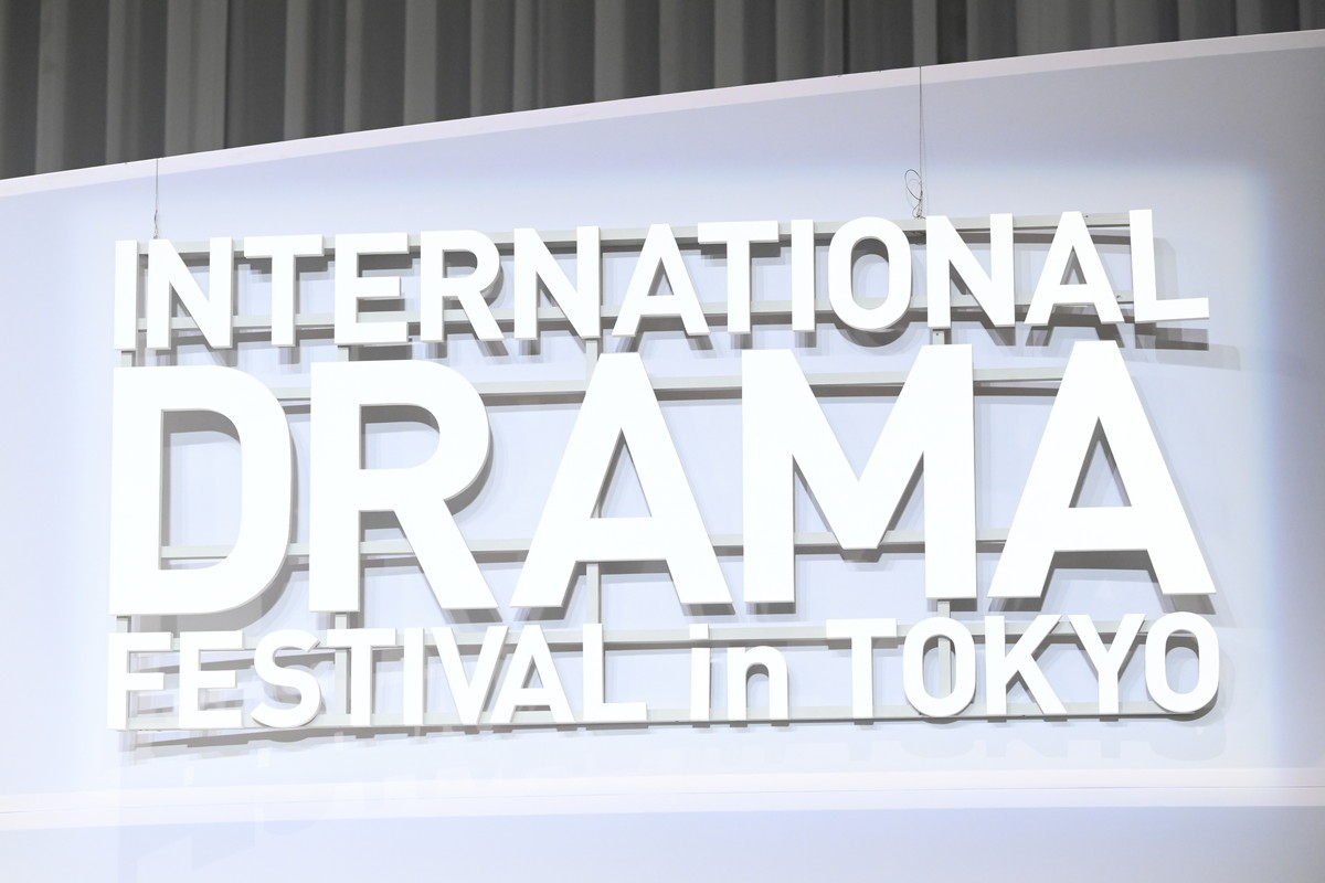 ＜ドラマアウォード2021＞綾瀬はるか、笑顔満開！　『天国と地獄』で主演女優賞受賞