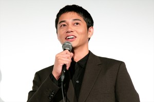 東出昌大、映画『草の響き』公開記念舞台あいさつに登場