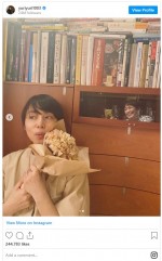 石田ゆり子とガラスに映り込む板谷由夏の2ショット！　※「石田ゆり子」インスタグラム