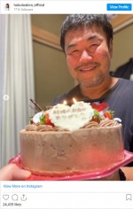 ※結婚式を祝うケーキを持つ佐々木健介