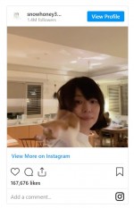 石田ゆり子、子ネコを肩に乗せる　※「石田ゆり子」インスタグラム