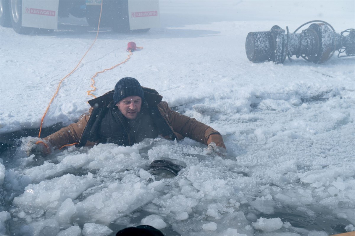 リーアム・ニーソン、氷点下30度の極寒で水中に　『アイス・ロード』過酷な撮影を回顧