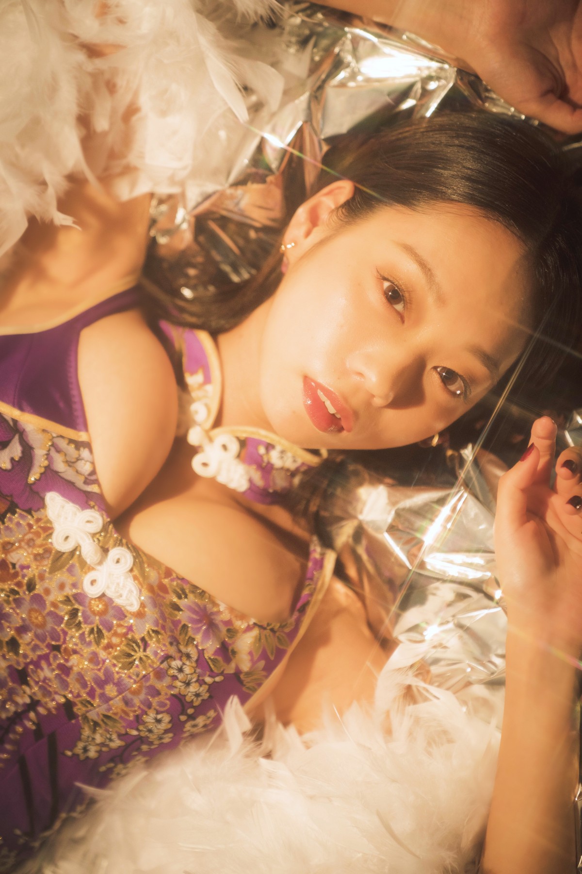 青山ひかる、胸元強調のセクシーチャイナ服　“マフィアの女”コスプレ
