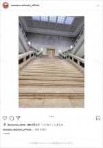 『半沢直樹』の階段で「写真をたくさん撮りました。笑」　※「乃木坂46・秋元真夏」インスタグラム