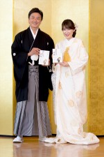 原田龍二＆原田愛夫妻、『別れない理由』発売記念神前結婚式＆記者会見に登場