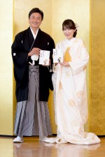 原田龍二＆原田愛夫妻、『別れない理由』発売記念神前結婚式＆記者会見に登場