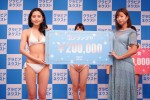 「グラビアネクスト2021」最終審査にて　（左から）準グランプリに輝いた清水ひなとゲストプレゼンターの大貫彩香