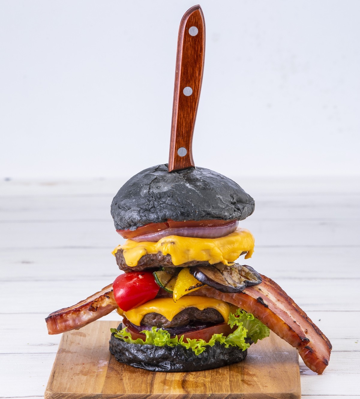 「BURGER＆BEER COLOR」東京・大手町にオープン！