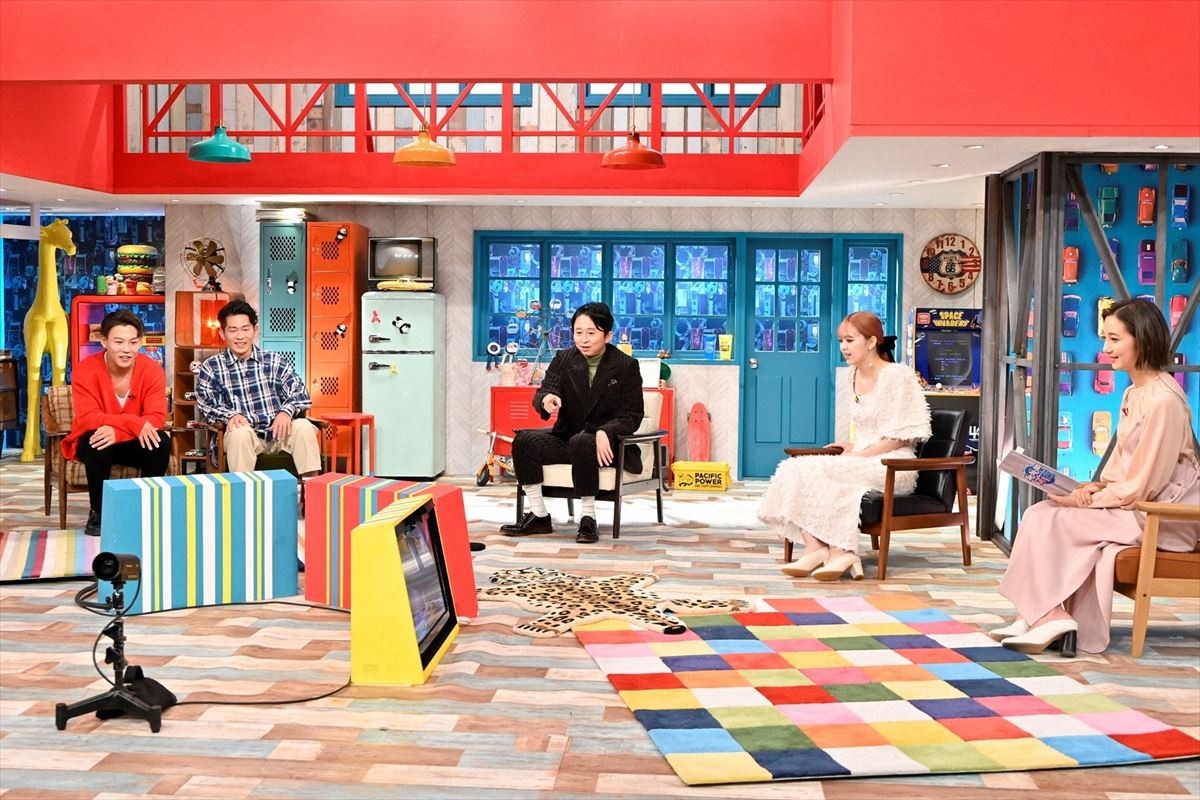 『有吉ジャポンII ジロジロ有吉』での(左から)おたけ&太田博久(ジャングルポケット)、有吉弘行、藤田ニコル、近藤夏子(TBSアナウンサー)