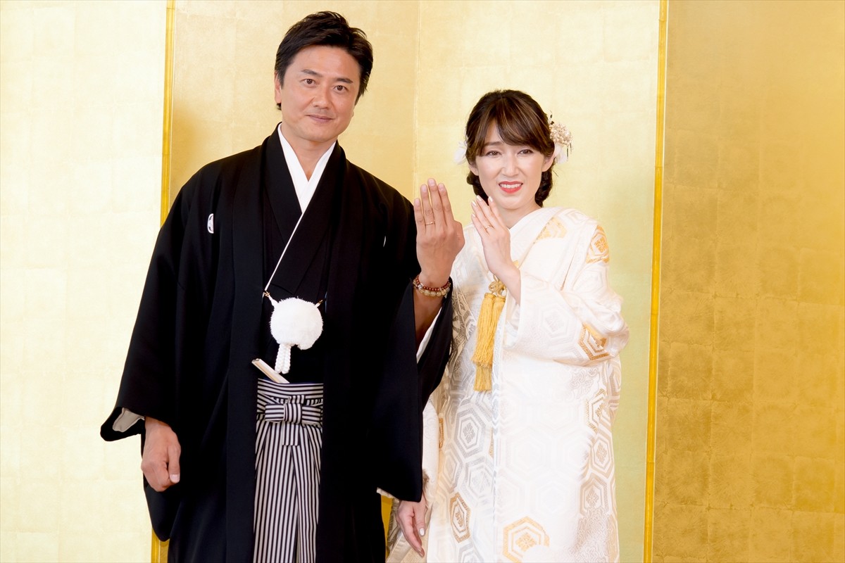 原田龍二&原田愛夫妻、『別れない理由』発売記念神前結婚式&記者会見に登場