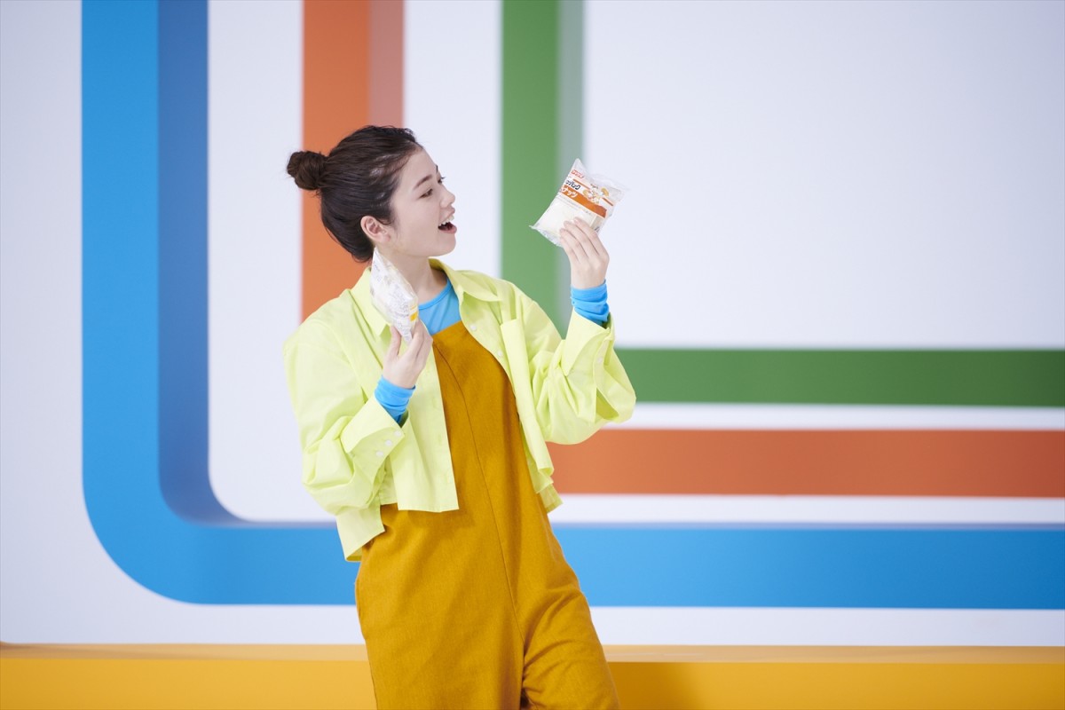 小芝風花、「ランチパック」新CMで元気いっぱいジャンプ！　タイアップ曲はジャニーズWEST