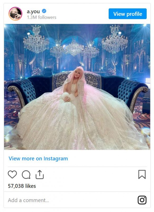 写真）浜崎あゆみ、ゴージャスな巨大ドレス姿 『FNS歌謡祭』オフ