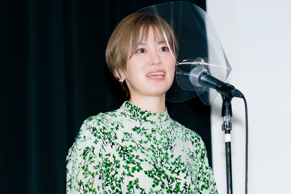 モーガン茉愛羅、ふっくらお腹で登壇　客席からの祝福の声に笑顔