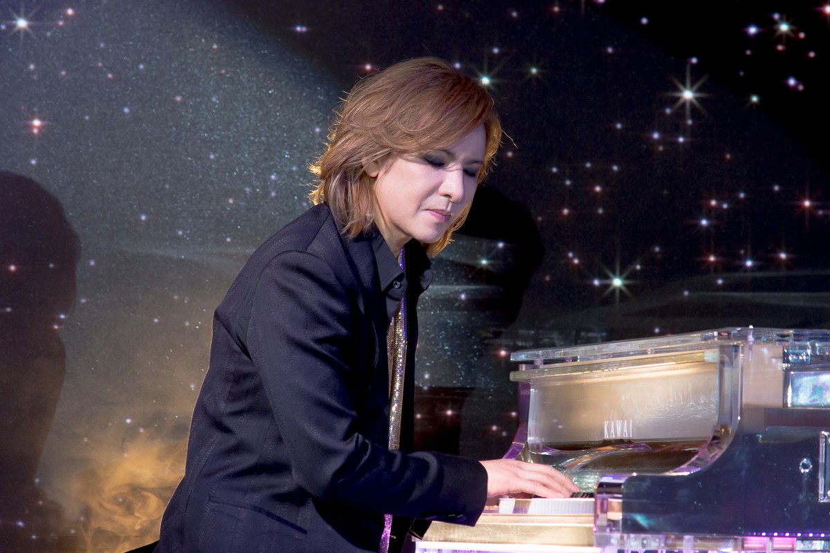 YOSHIKI、約2年ぶり公の場で名曲演奏　久々の日本に喜び「ラーメンとか食べたい」