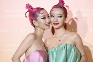 「BVLGARI AVRORA AWARDS 2021」ゴールデンカーペットセレモニーに登場したAMIAYA
