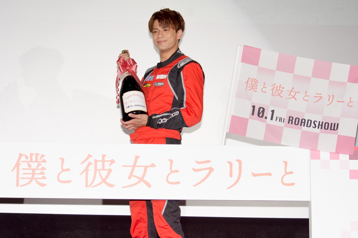 森崎ウィン、バースデーサプライズの巨大シャンパンに驚き＆喜び「冷蔵庫に入らない」